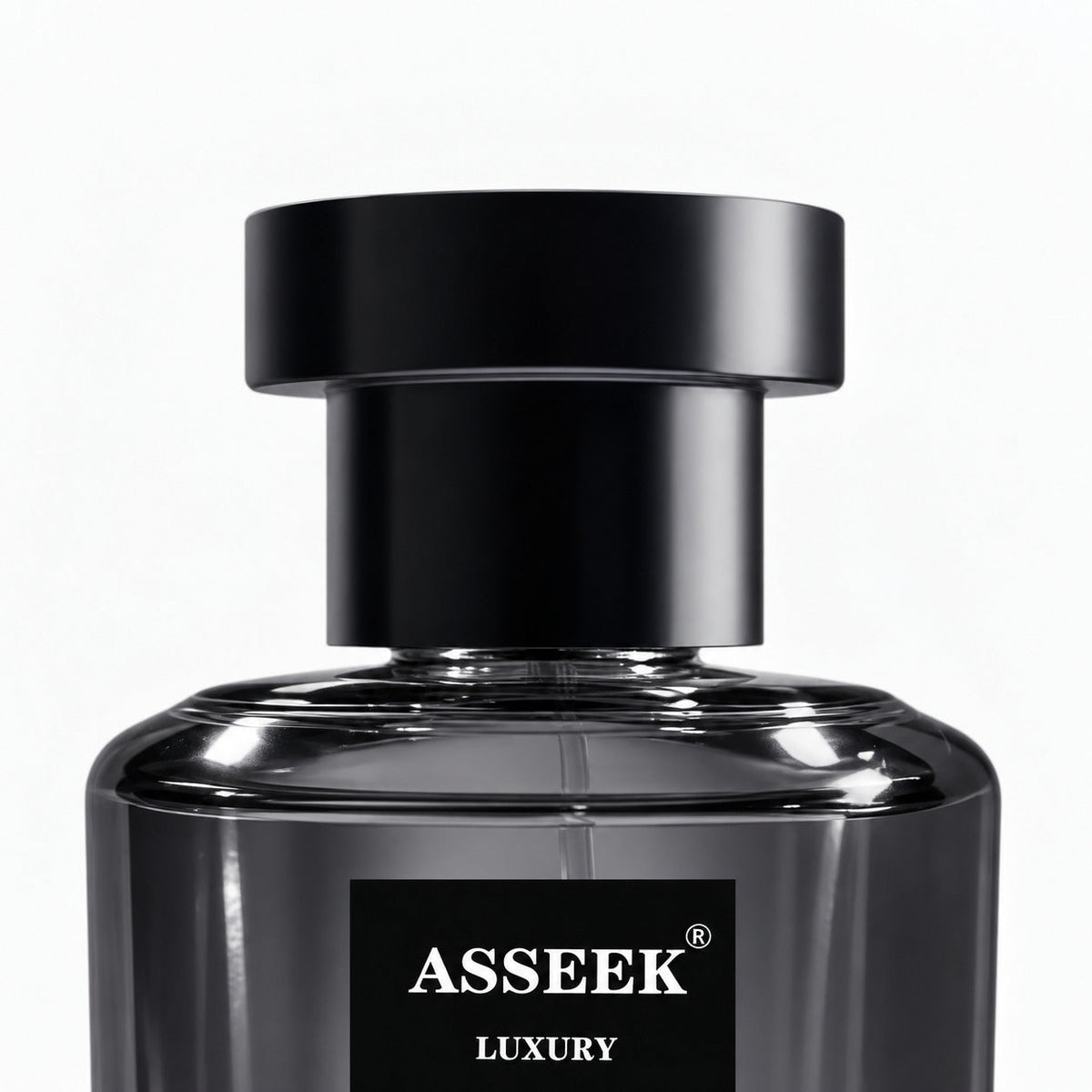 Close-up of the Lorenza fragrance cap and bottle label